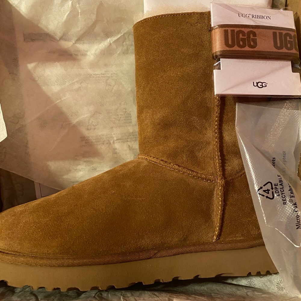UGG brand new size 8 in women’s changeable bow